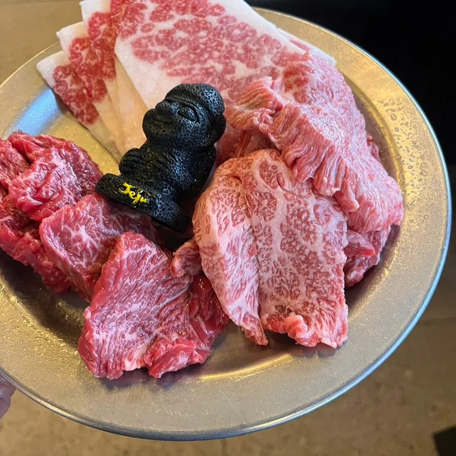 돌하르방 장식이 올라간 한우 접시