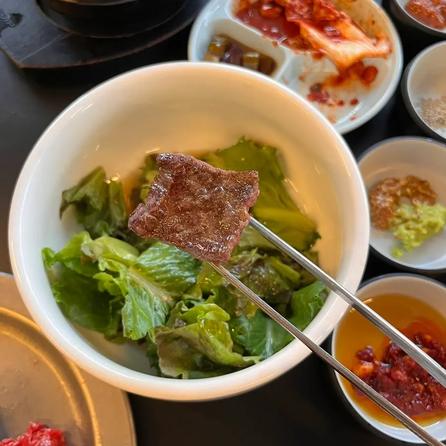 고기와 함께 즐기는 식사 메뉴