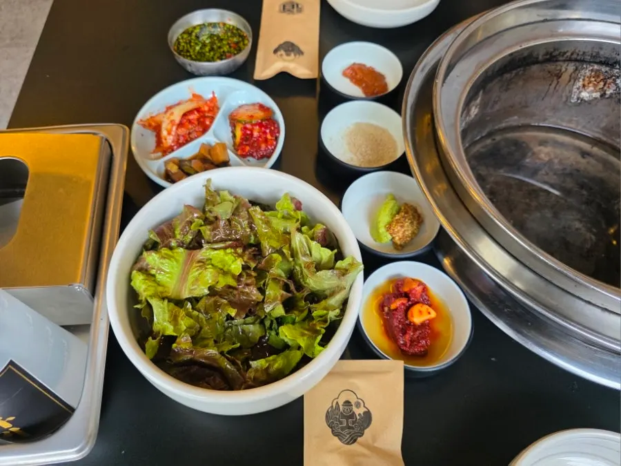 기본 반찬 3종과 소스 5종이 놓인 기본 상차림