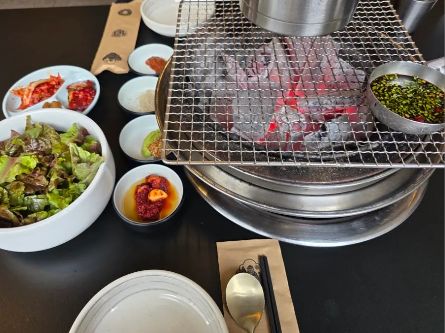 넉넉하게 담긴 숯불 화로 세팅