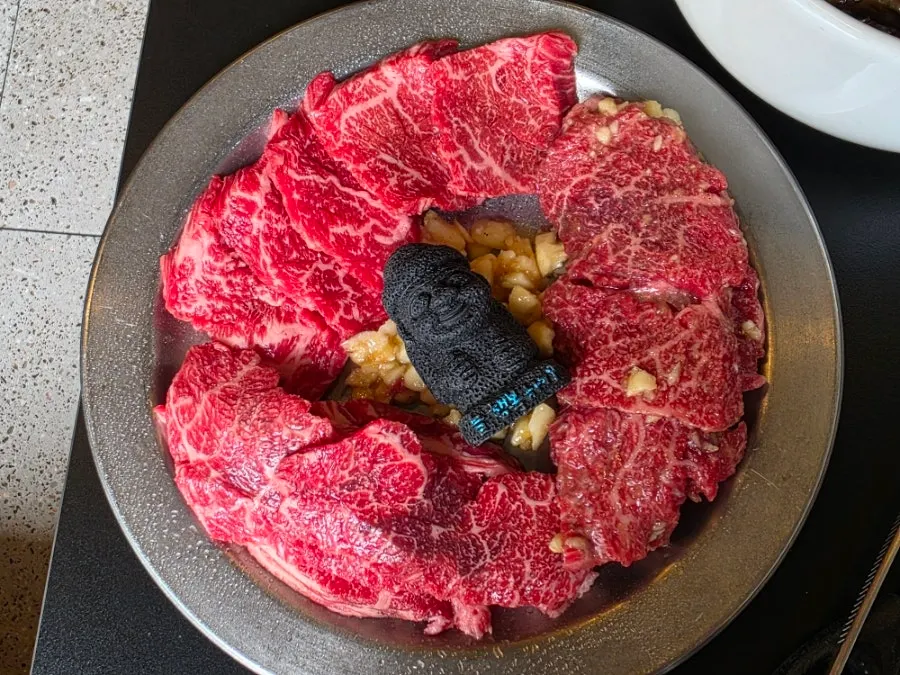 마농 갈비살과 한우 갈비살, 특수부위 300g 생고기 접시
