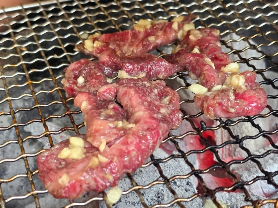 마늘 소스가 배어든 마농 갈비살 굽는 모습