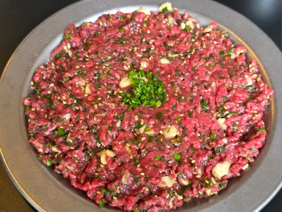 알싸한 마농 소스를 더한 한우 마농 육회