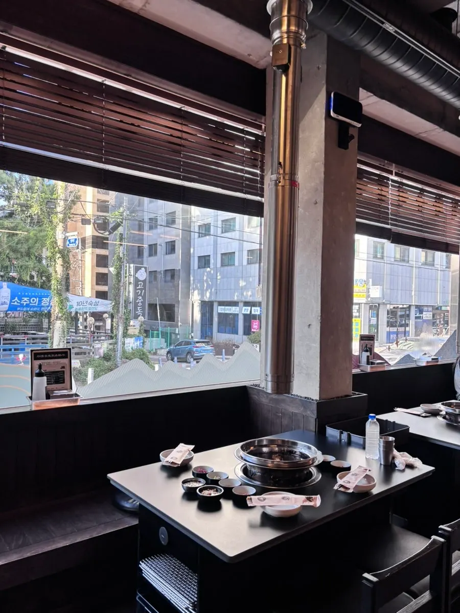 돌격한우 매장 내부 좌석