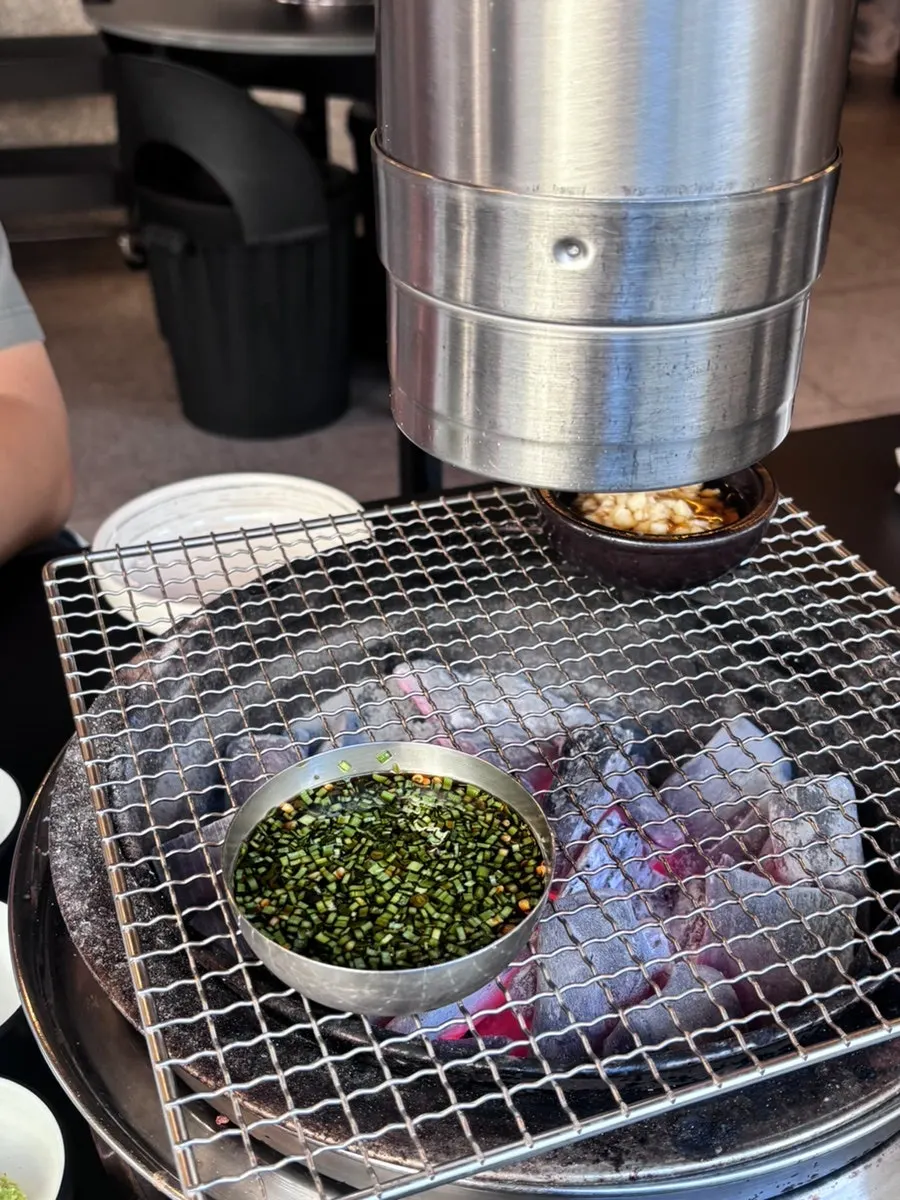 숯불이 올라간 돌격한우 불판