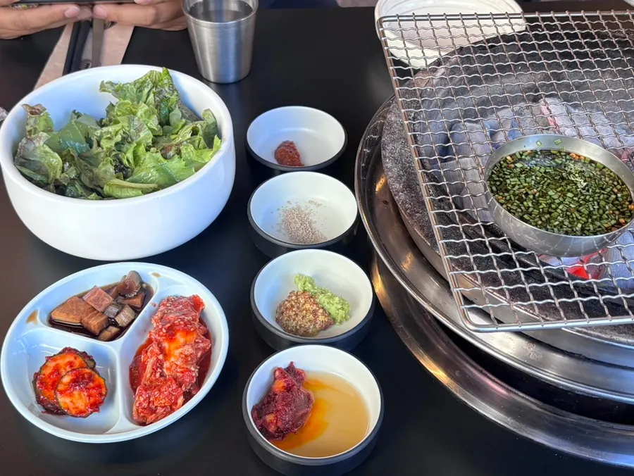 숯불 위에서 구워지는 한우 갈비살