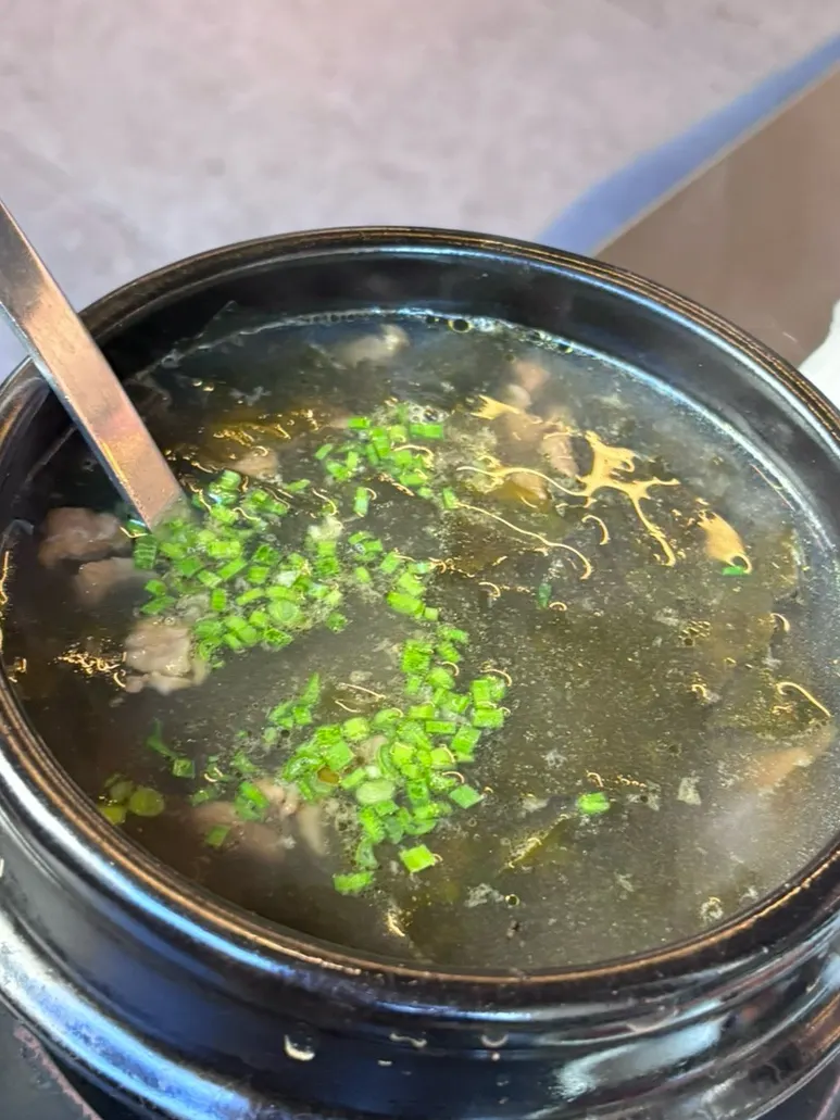 기본으로 나오는 한우양지 미역국