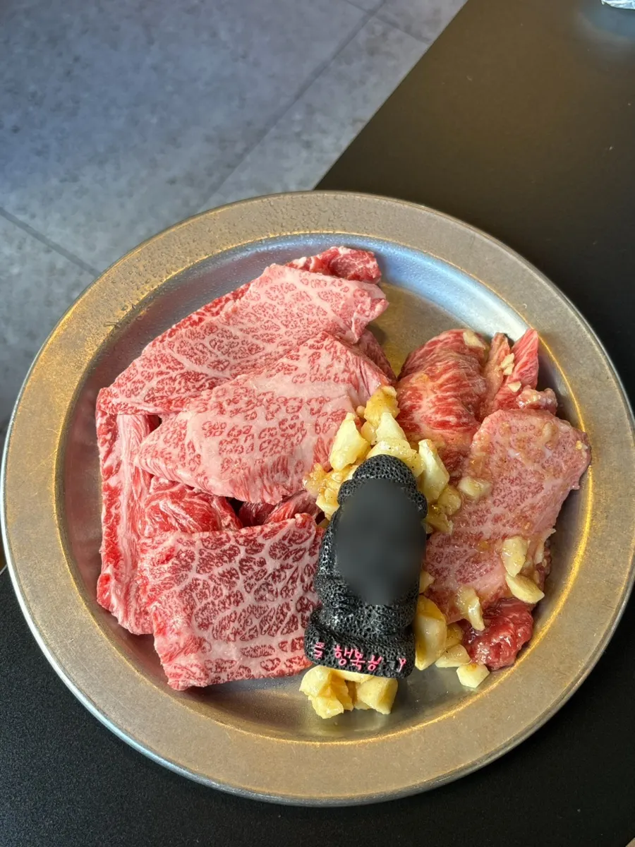 주문한 1++ 마농갈비살과 한우갈비살 생고기 접시