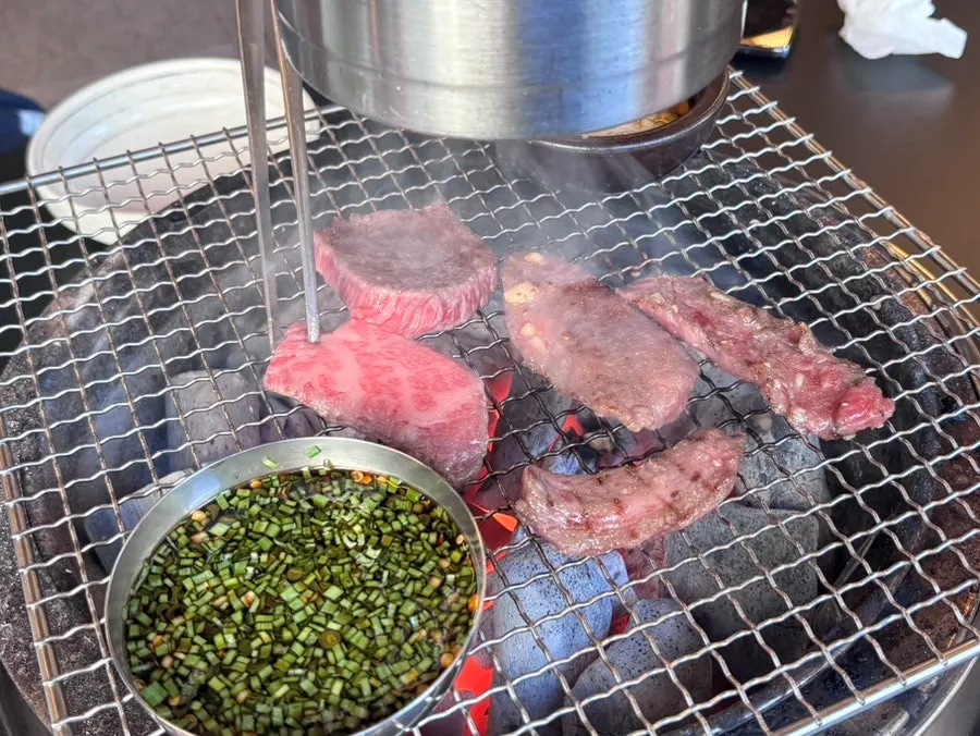 마늘 양념이 올라간 마농갈비살 생고기