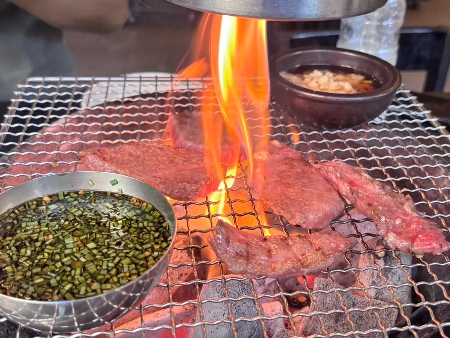 마농갈비살 한 점을 집어 올린 모습