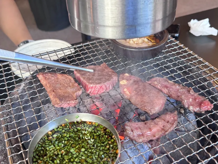 불판에 올린 1++ 한우갈비살