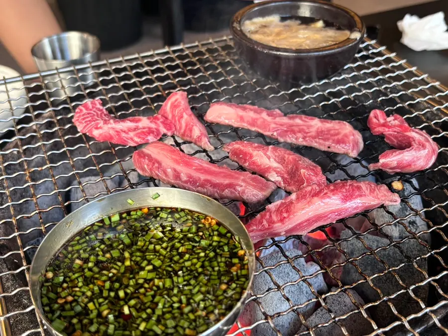 겉면이 노릇하게 구워진 한우갈비살