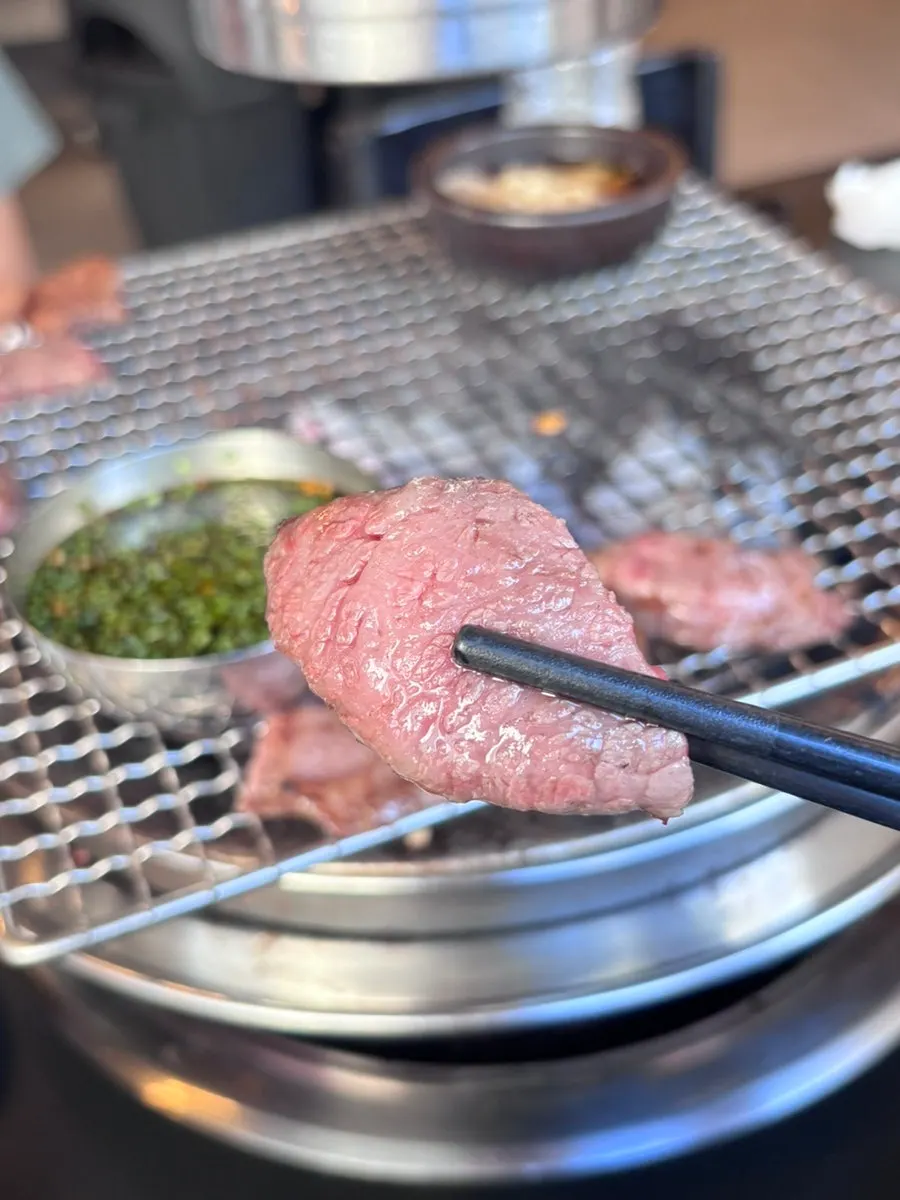 적당히 구워 육즙이 남은 한우갈비살 단면
