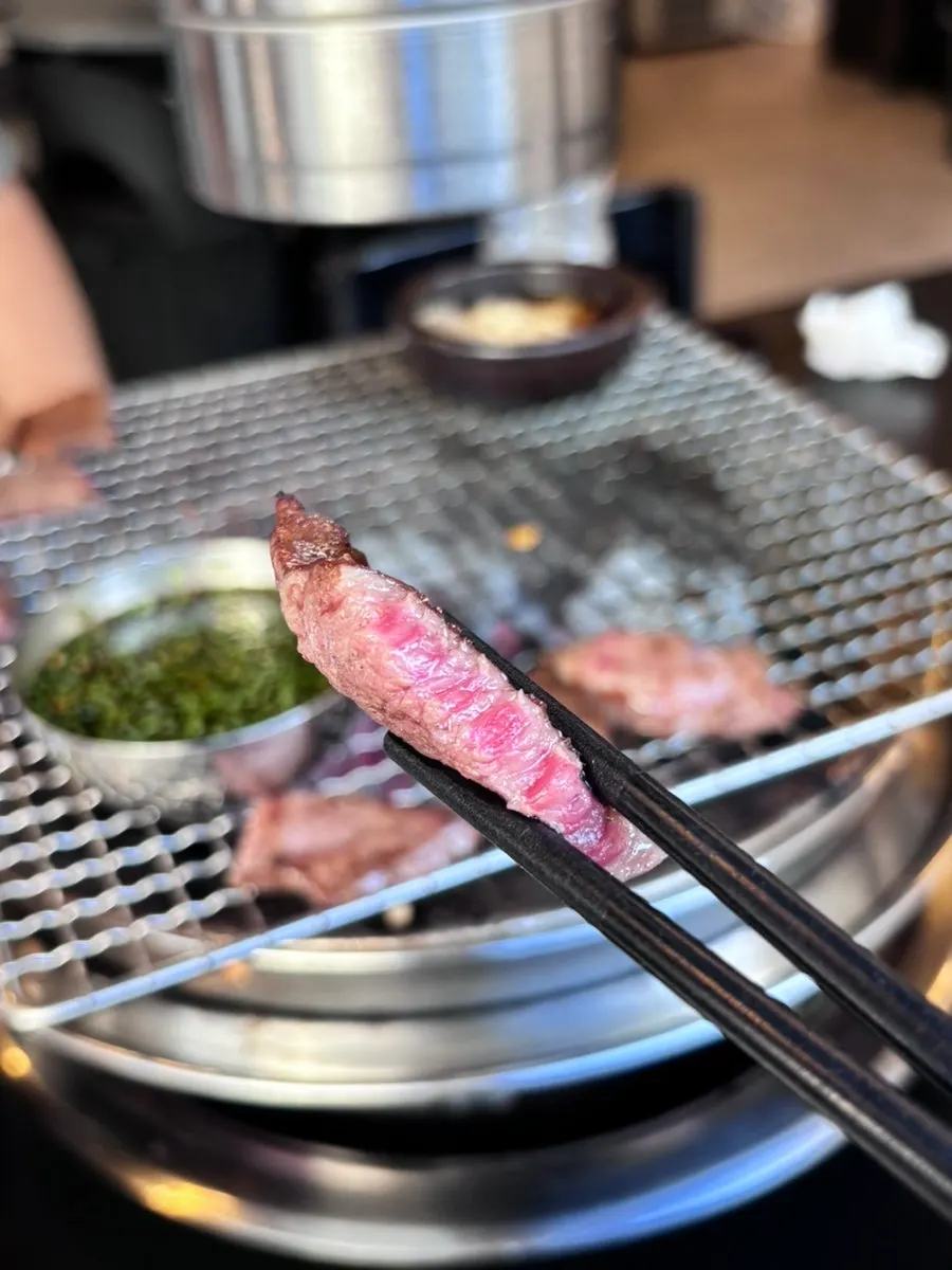 소스에 곁들여 먹는 한우갈비살