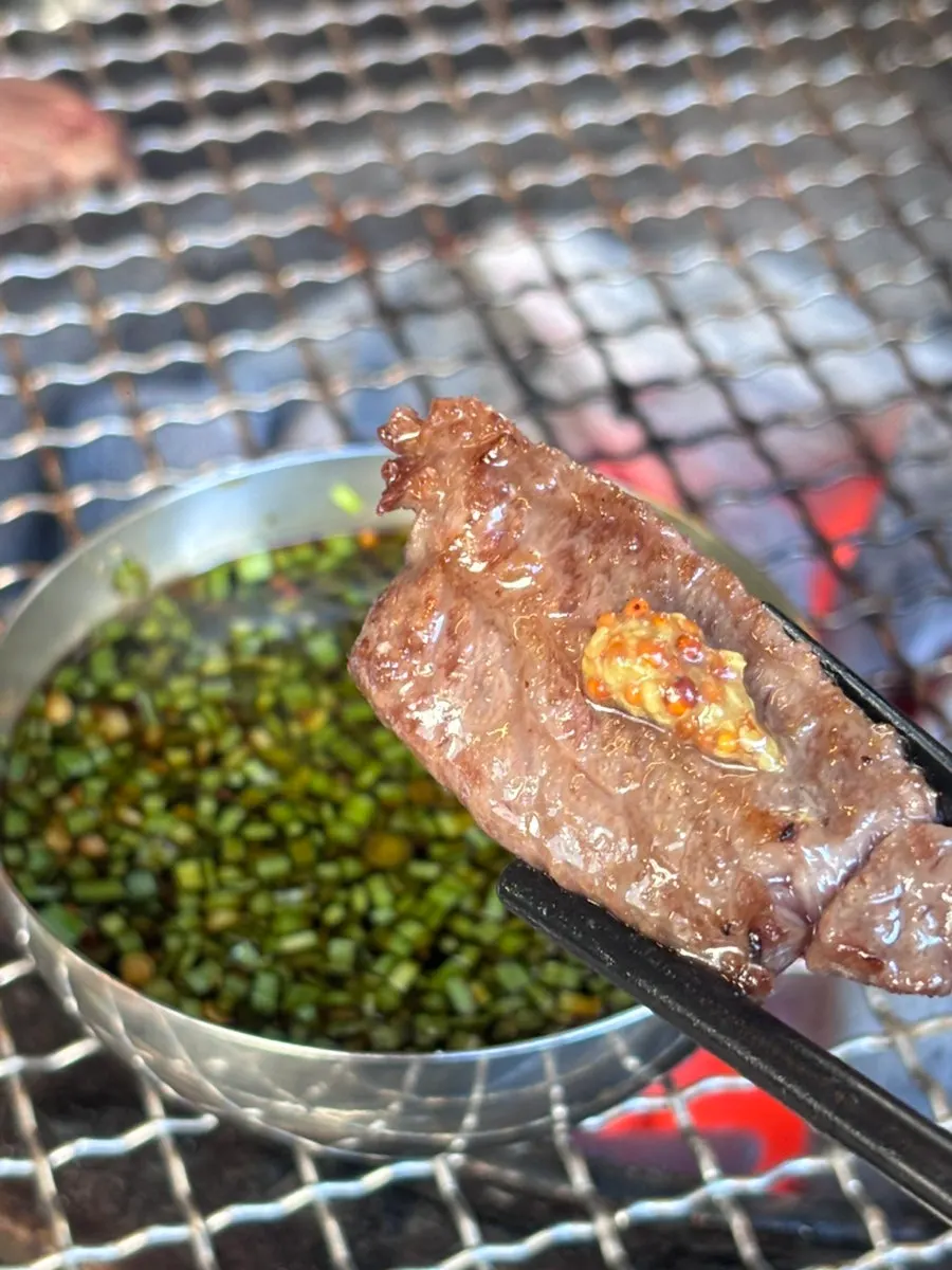 밑반찬과 함께 차려진 돌격한우 한우 상차림