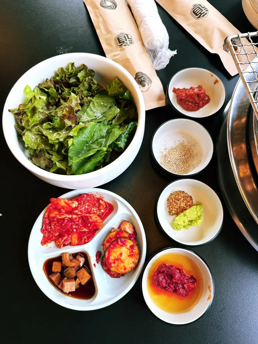 접시에 담긴 한우 마농갈비살