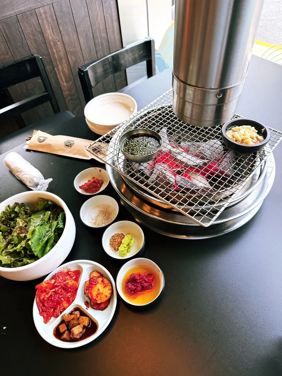불판에 올린 얇게 저민 갈비살
