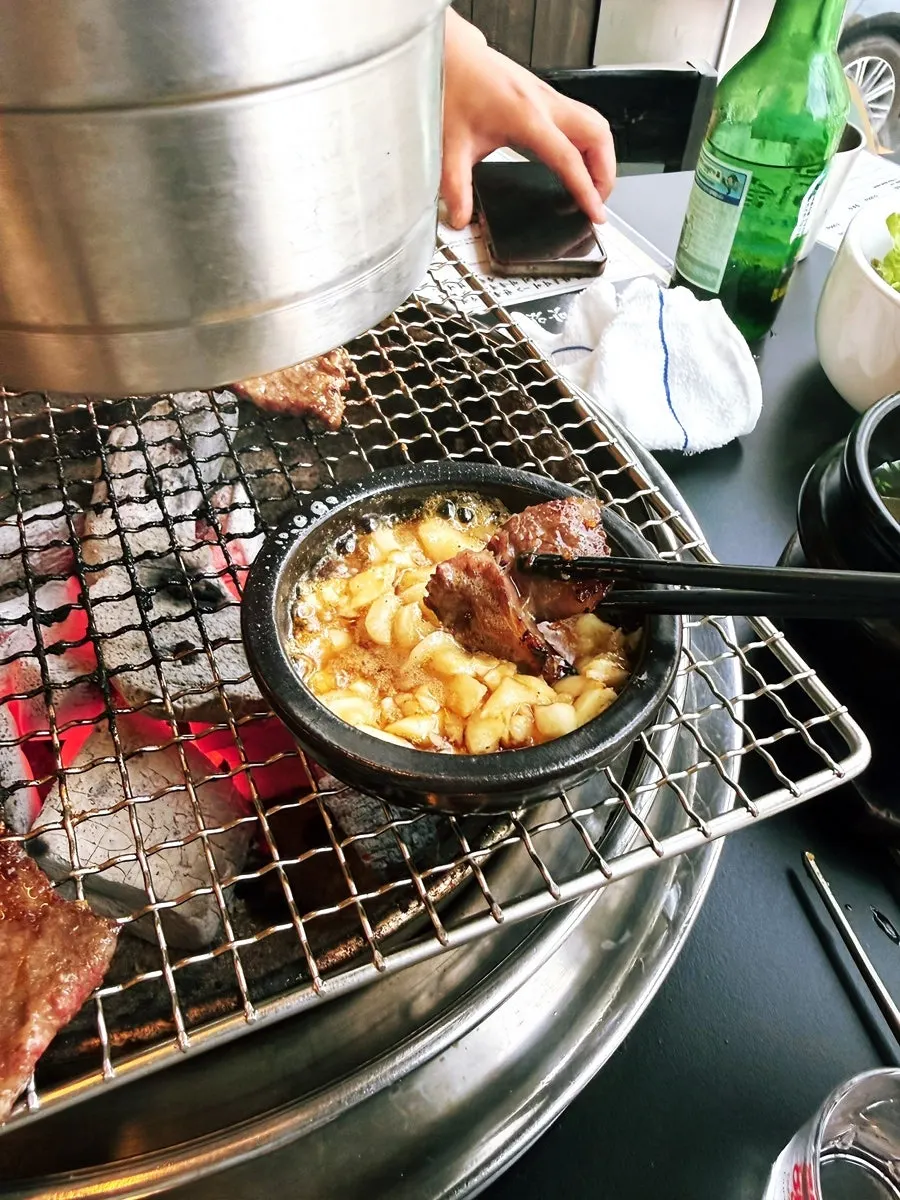 홀그레인 소스와 양념 소스 등 곁들이 구성