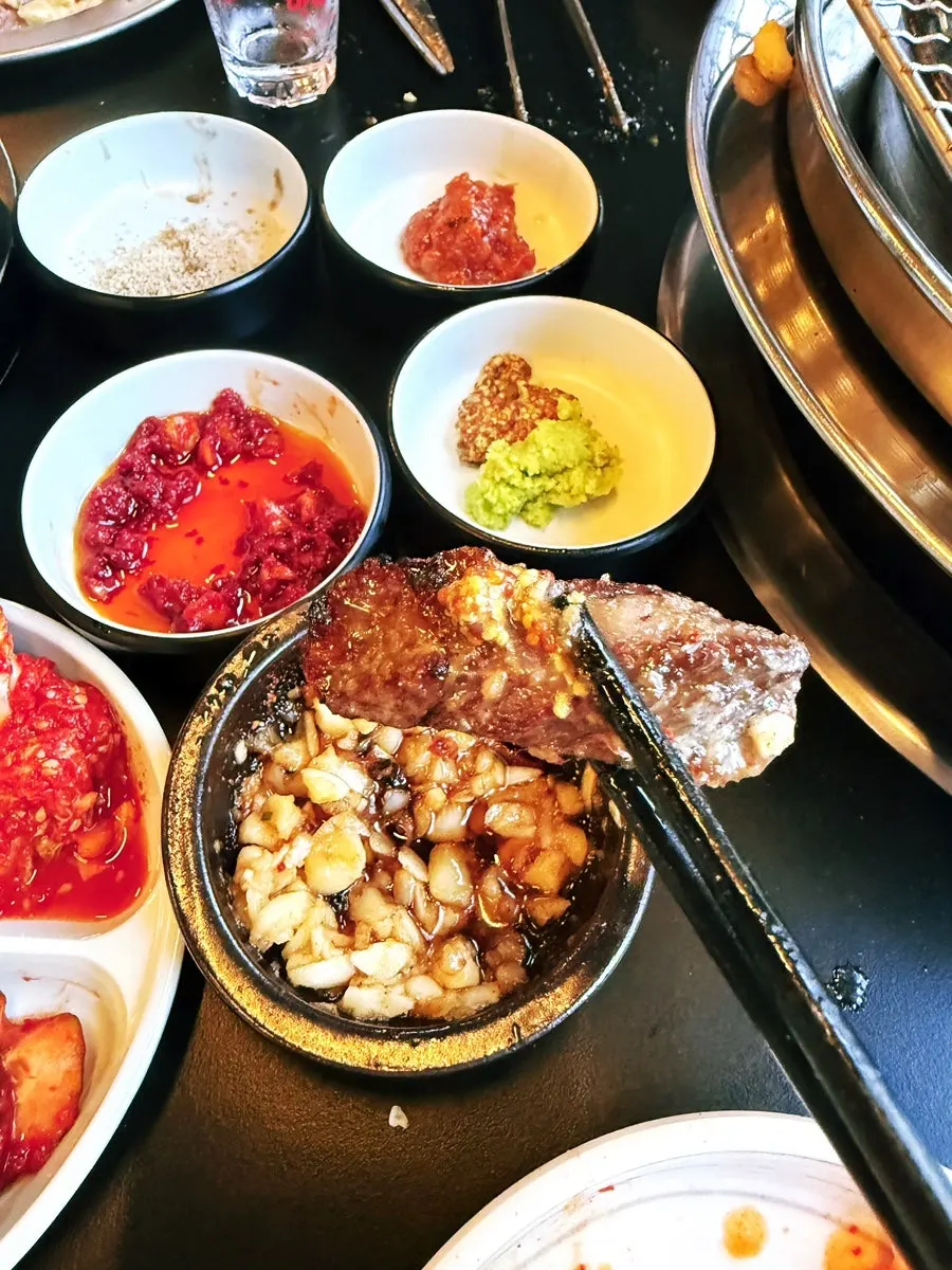 소스에 찍어 먹는 한우 한 점