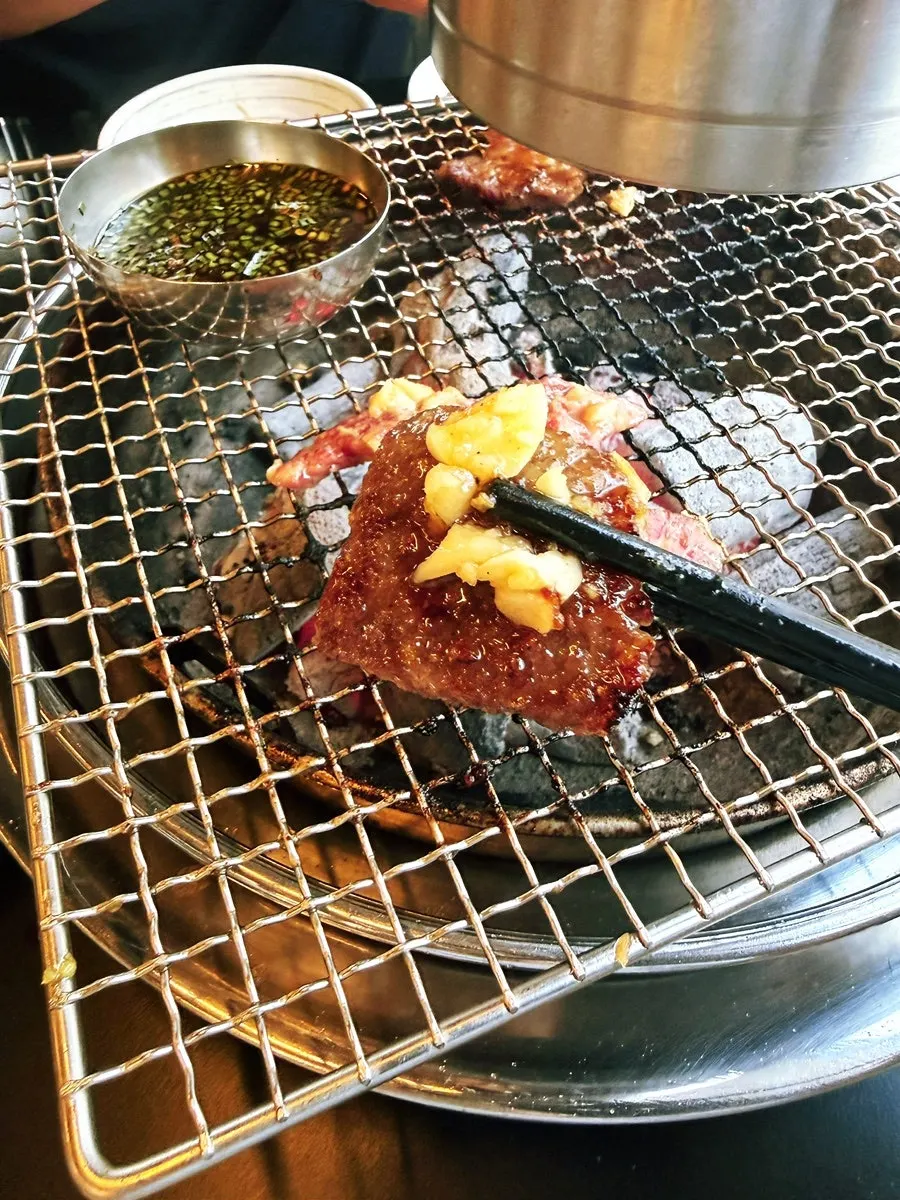 불판 위에서 익어가는 한우 갈비살