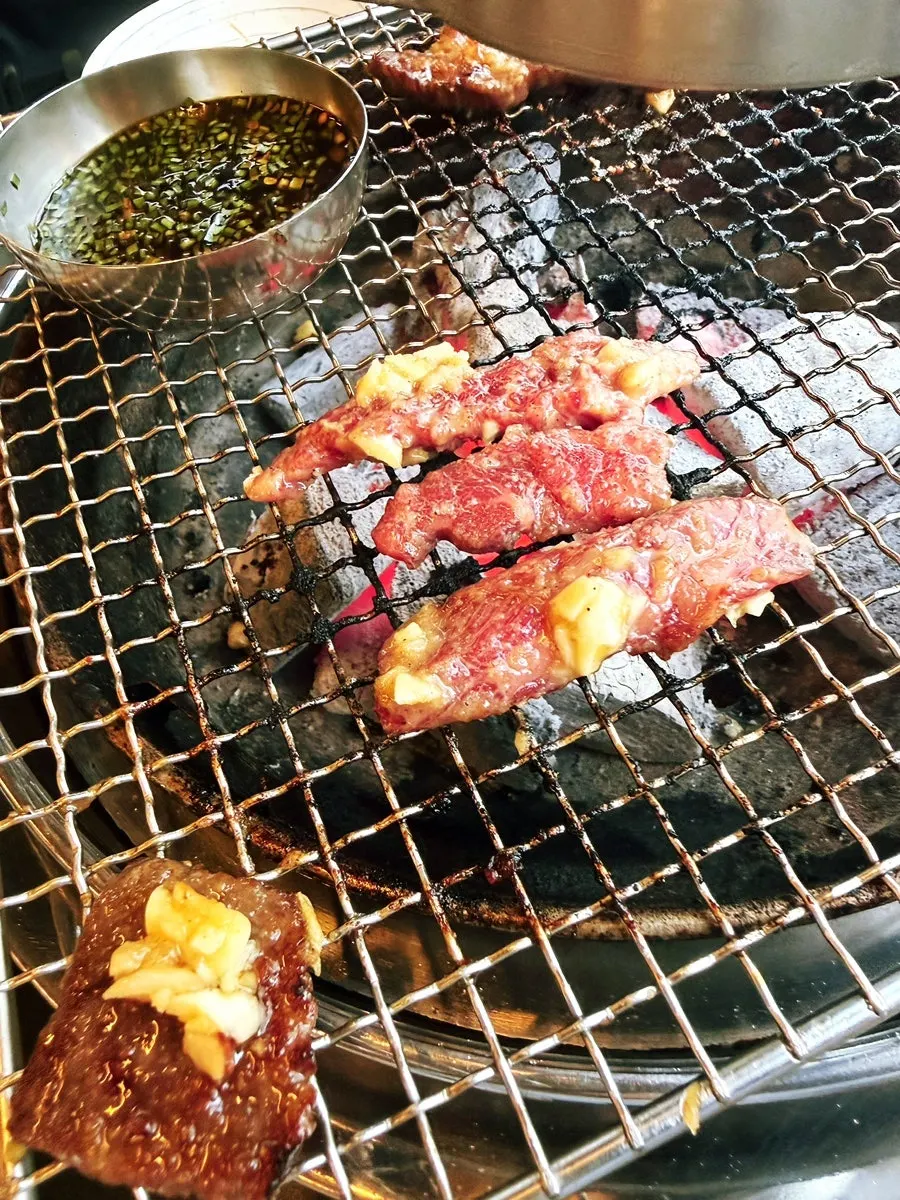 한 점씩 구워 먹는 야끼니쿠 스타일 한우