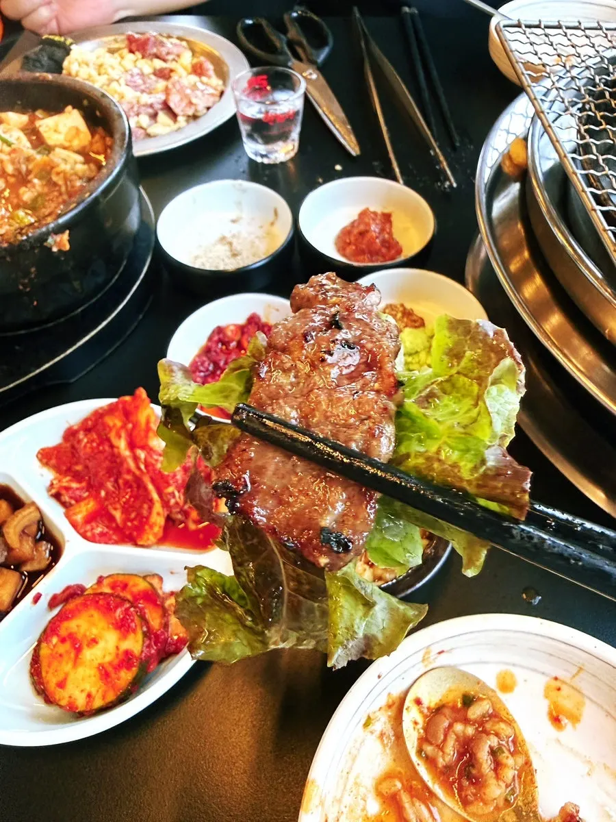 마농갈비살 한 점을 집어 든 모습
