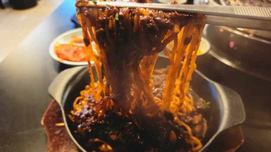 Dolgyeok Hanwoo doenjang sulbap served in an earthenware pot