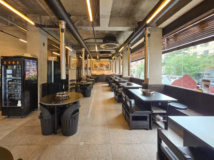 Dolgyeok Hanwoo dining room, quiet before break time