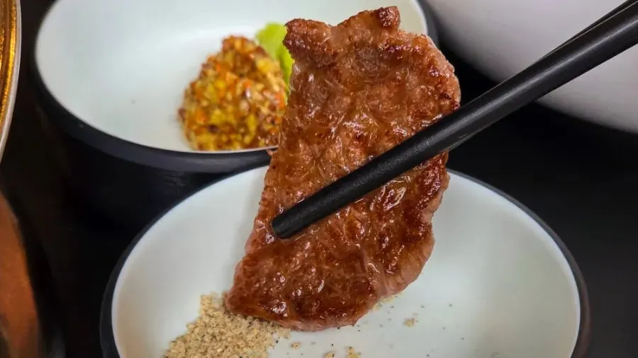 Dolgyeok Hanwoo galbisal grilling on the plate