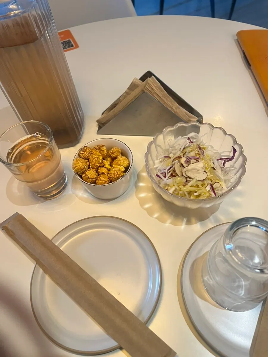 Caramel popcorn and salad as basic side dishes