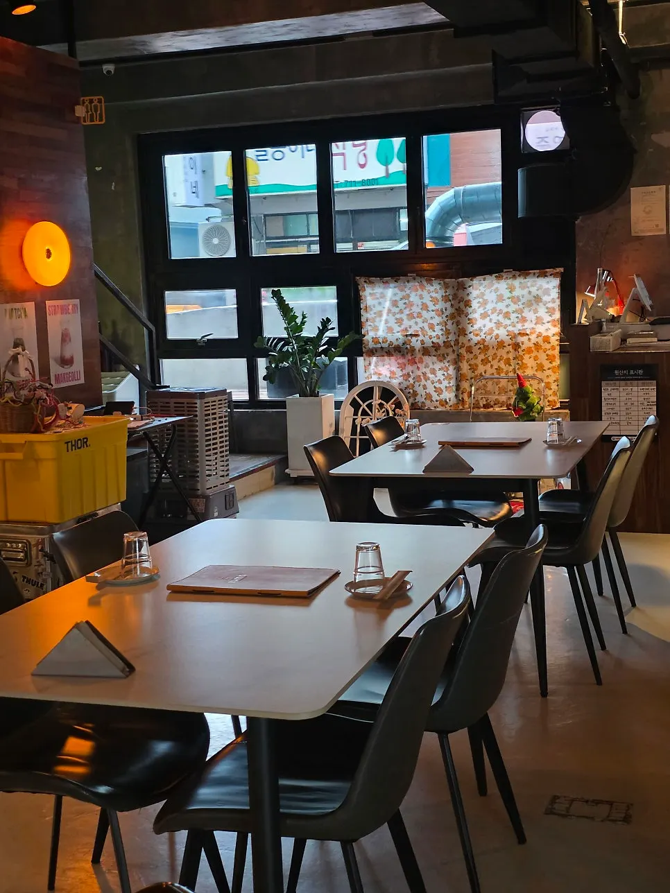 Interior atmosphere of Jumo