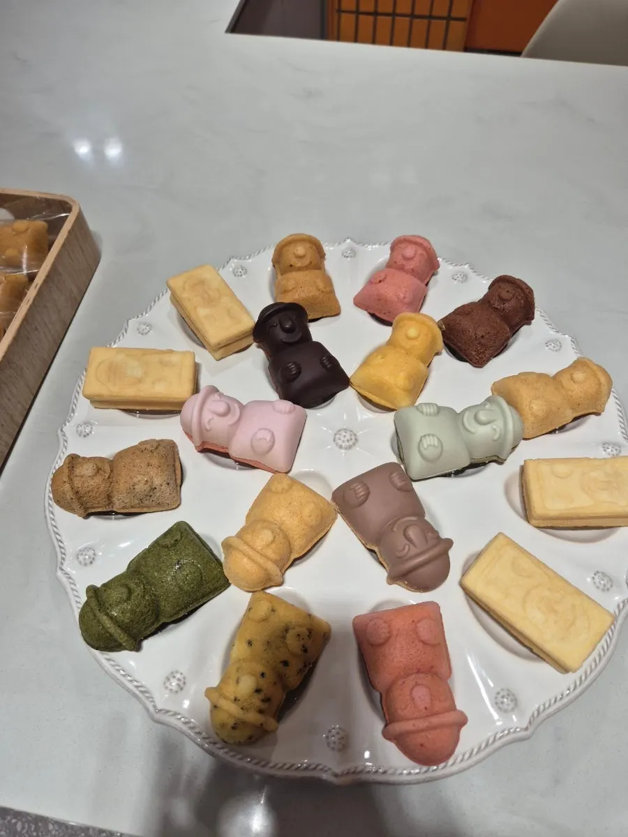 Display shelf of Jeju-themed goods