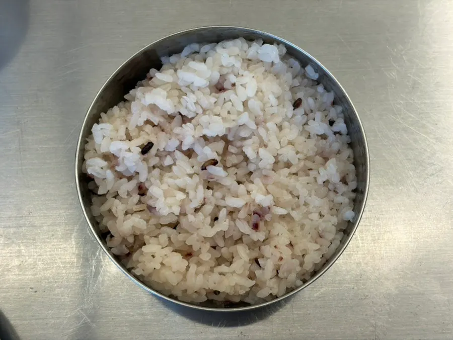 Grilled cutlassfish flesh piled on a spoon