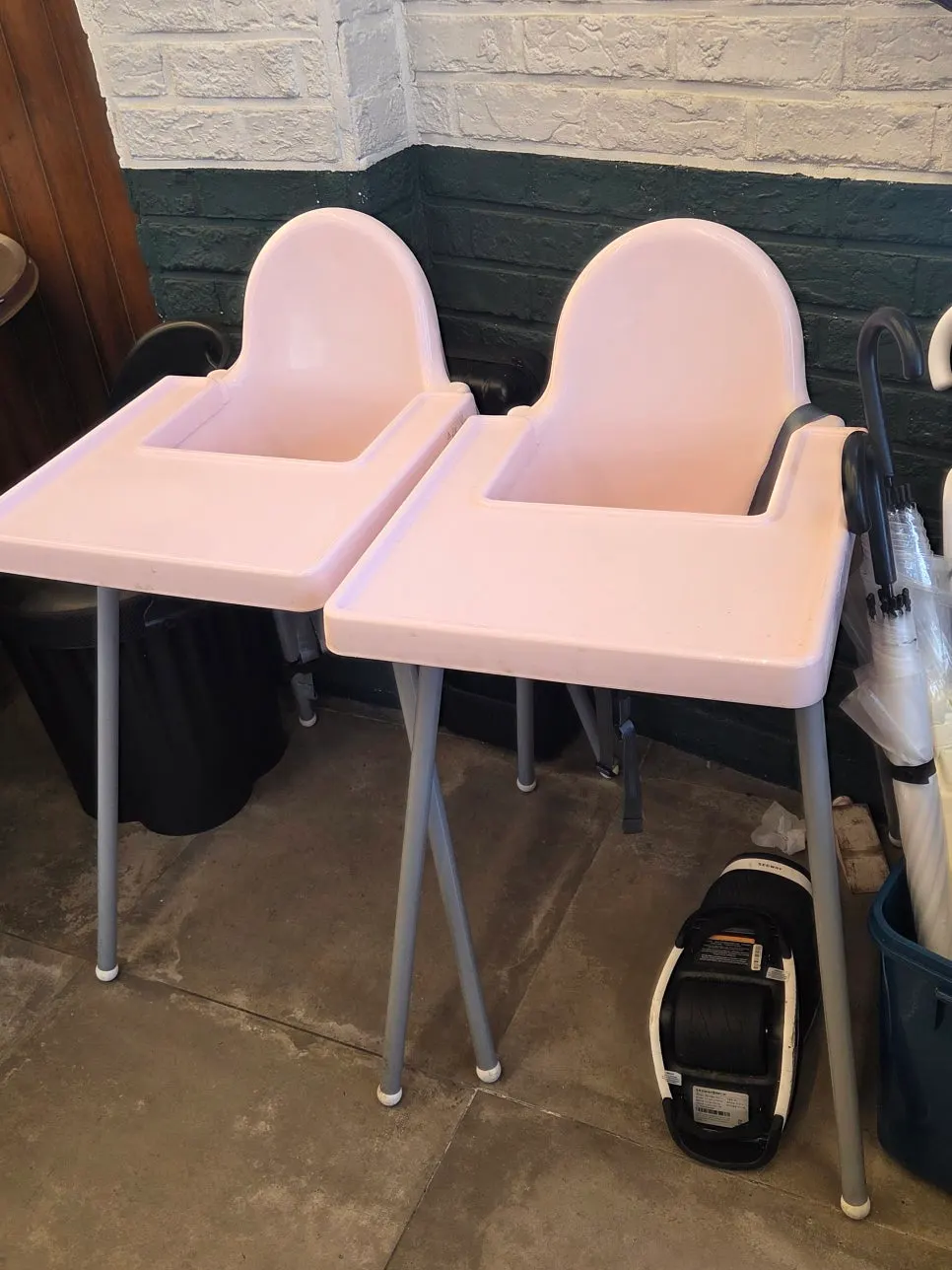 매장 내부 좌석과 아기의자