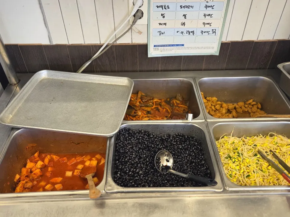 테이블에 세팅된 기본찬과 셀프 반찬 코너