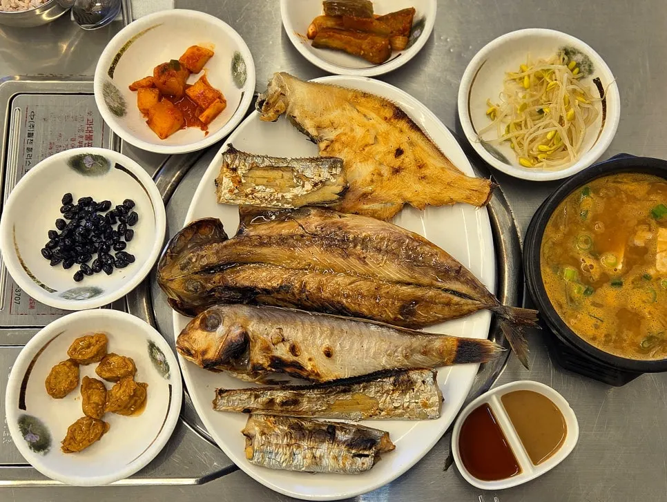 생선구이와 찌개, 반찬을 차린 정식 한상