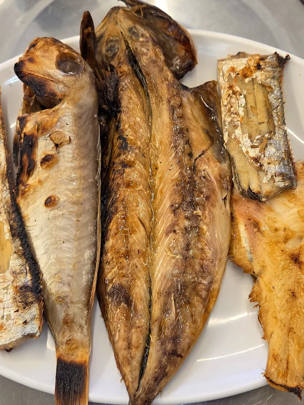 윤기 도는 숯불 생선구이 클로즈업