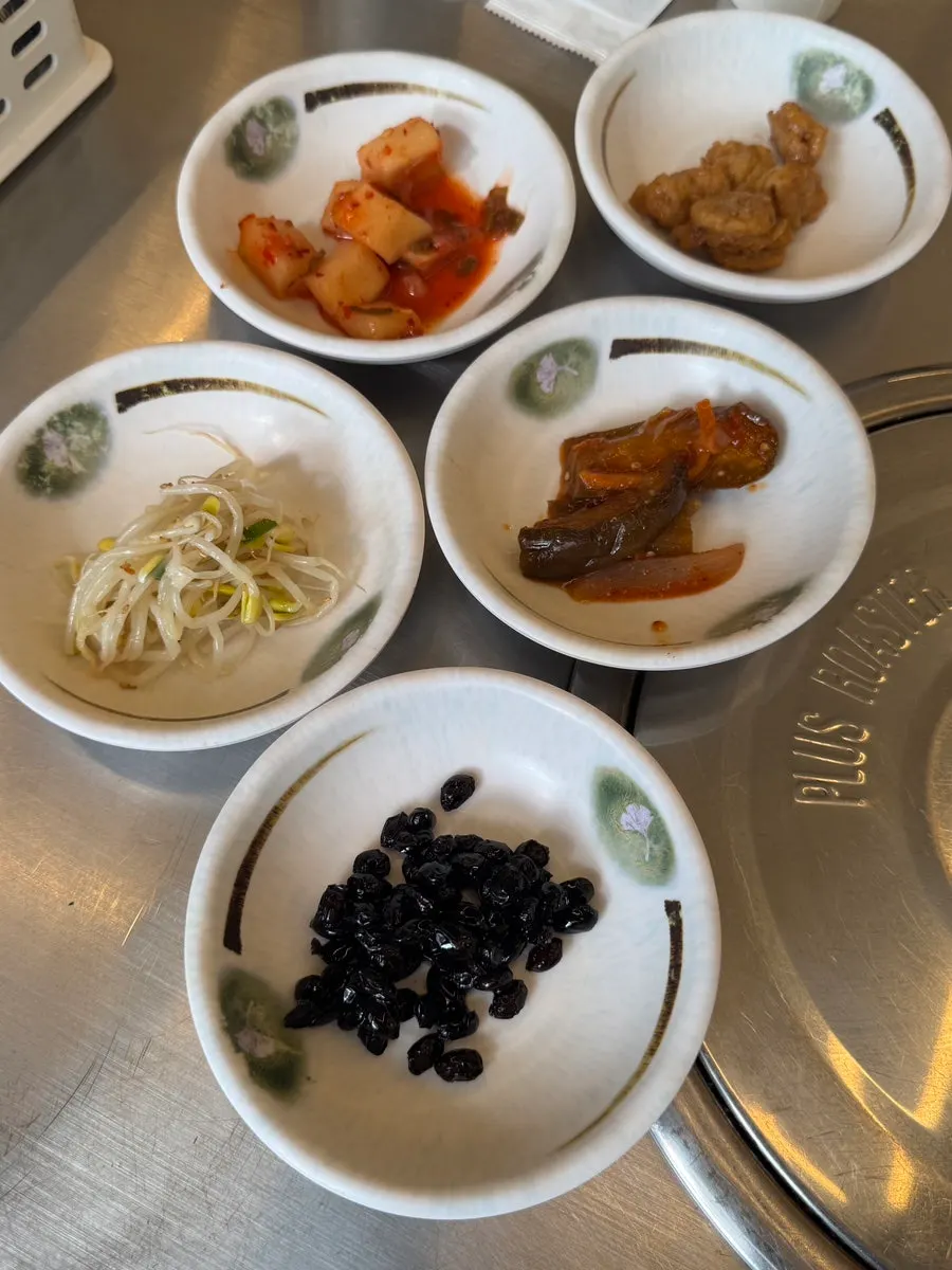 A full Jageunadeul set meal with braised cutlassfish
