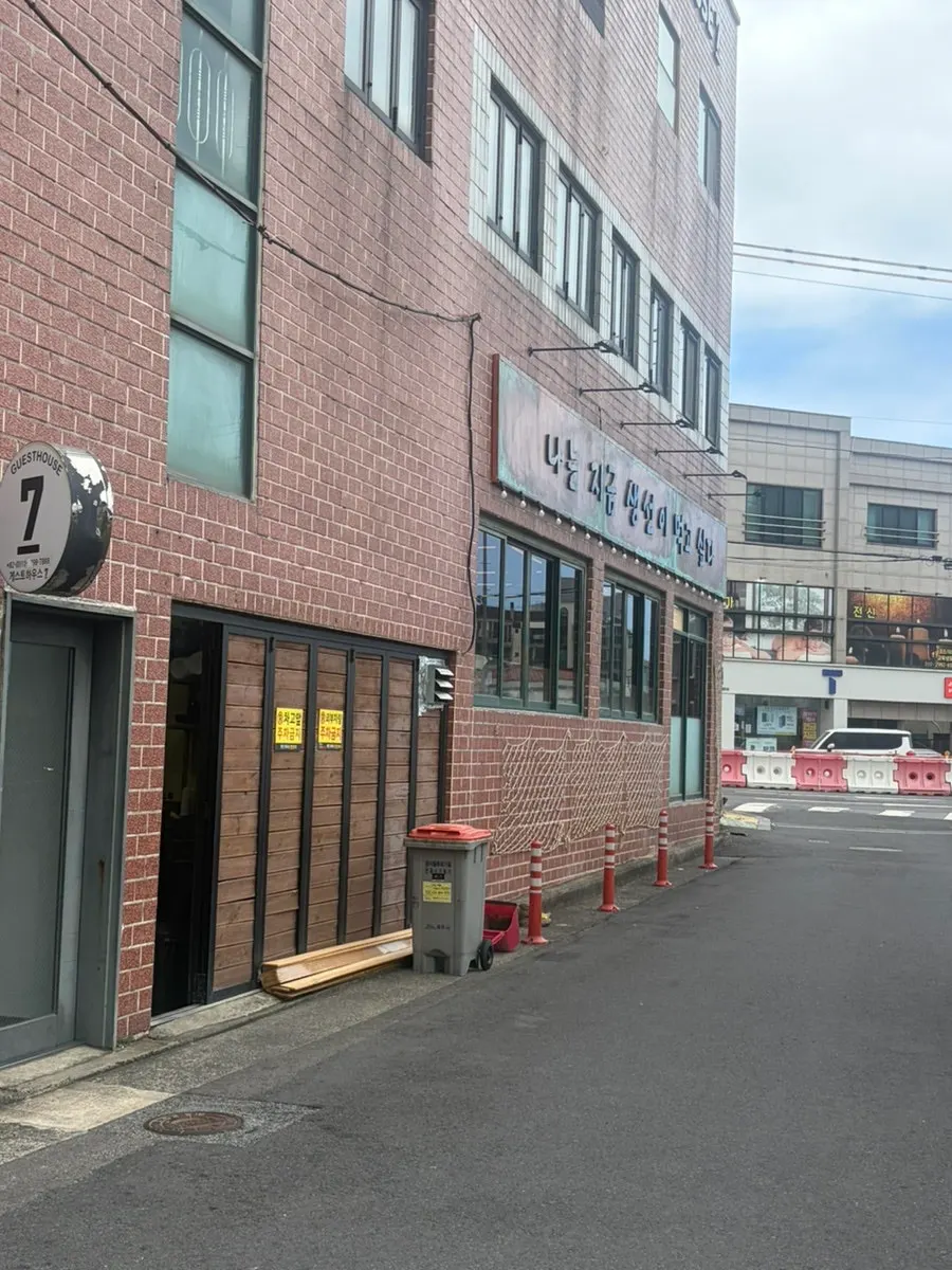 가게 주변 주차선이 그려진 도로