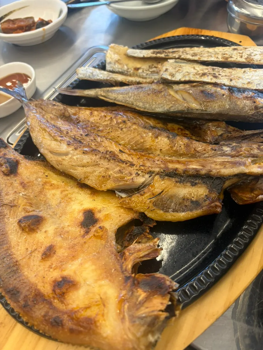 모듬생선구이와 제육볶음, 순두부찌개 한 상