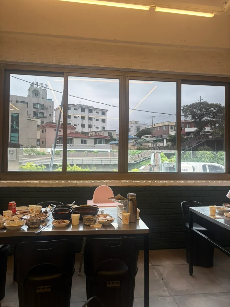 창밖으로 보이는 한천교와 산책로
