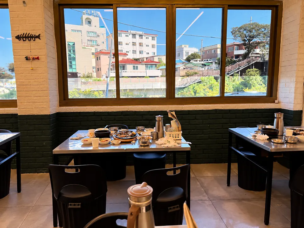 모둠생선구이와 찌개가 함께 차려진 한 상