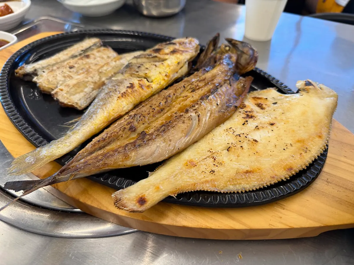 푸짐하게 차려진 모둠생선구이 한 상