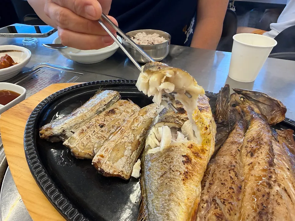 노릇하게 구워진 모둠생선구이 접시