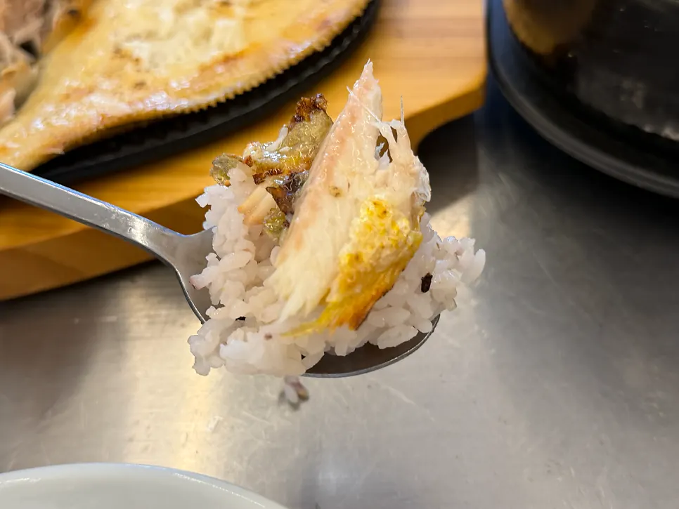 밥과 함께 먹는 생선구이 한 입