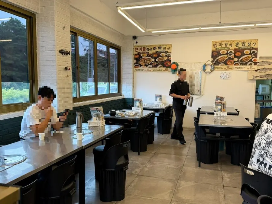 알차게 배치된 매장 내부 좌석