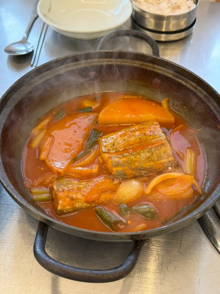 생선 모양 그릇에 담긴 큼직한 고등어구이