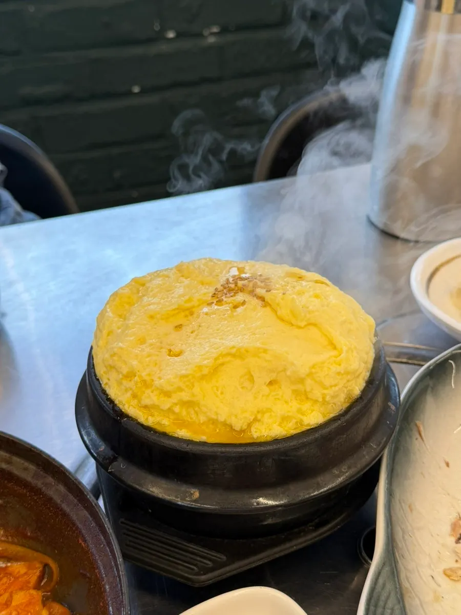 갈치 세 덩이와 무, 양파가 들어간 갈치조림