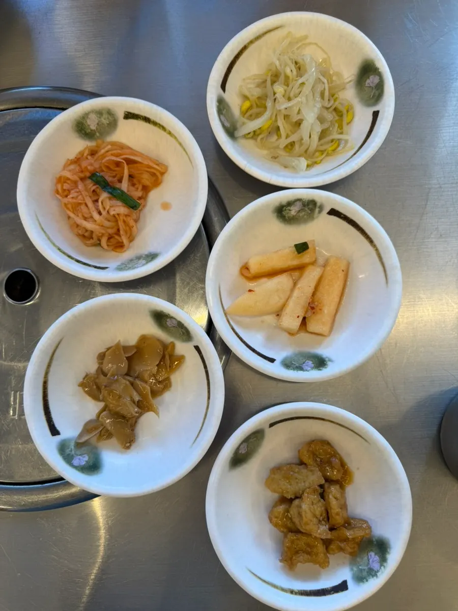 A full table of side dishes served with the set meal