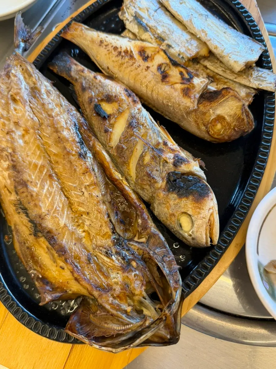 Golden-brown grilled mackerel served on a plate